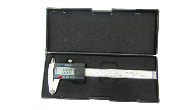 Штангенциркуль цифровой металлический с пластиковым индикатором 0-100мм
